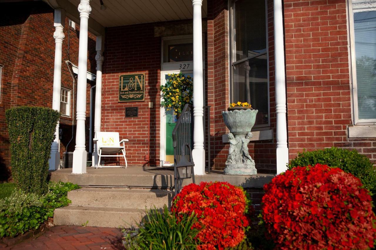 L&N Bed And Breakfast Ltd Henderson Esterno foto